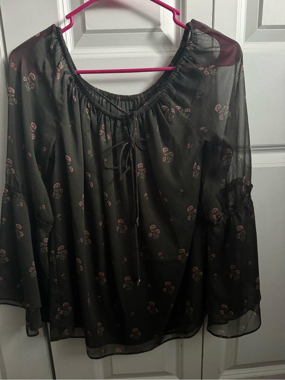 🦋2 for $30
WHBM Sheer Peasant Blouse with Pink Floral Accent
